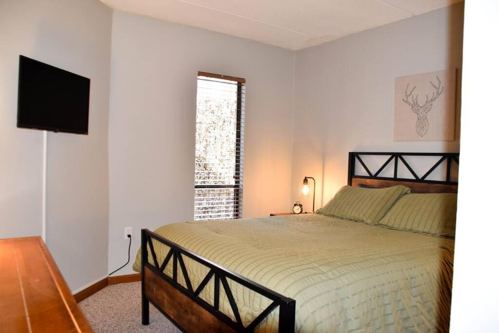 Cozy Mountain Getaway! Mountain Views! 2 Bed, 2 Bath, Sleeps 6 Appartement Gatlinburg Buitenkant foto