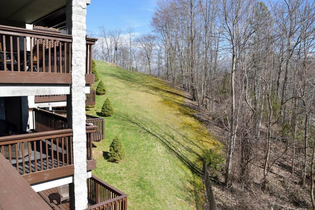 Cozy Mountain Getaway! Mountain Views! 2 Bed, 2 Bath, Sleeps 6 Appartement Gatlinburg Buitenkant foto