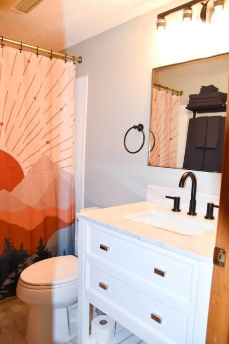 Cozy Mountain Getaway! Mountain Views! 2 Bed, 2 Bath, Sleeps 6 Appartement Gatlinburg Buitenkant foto