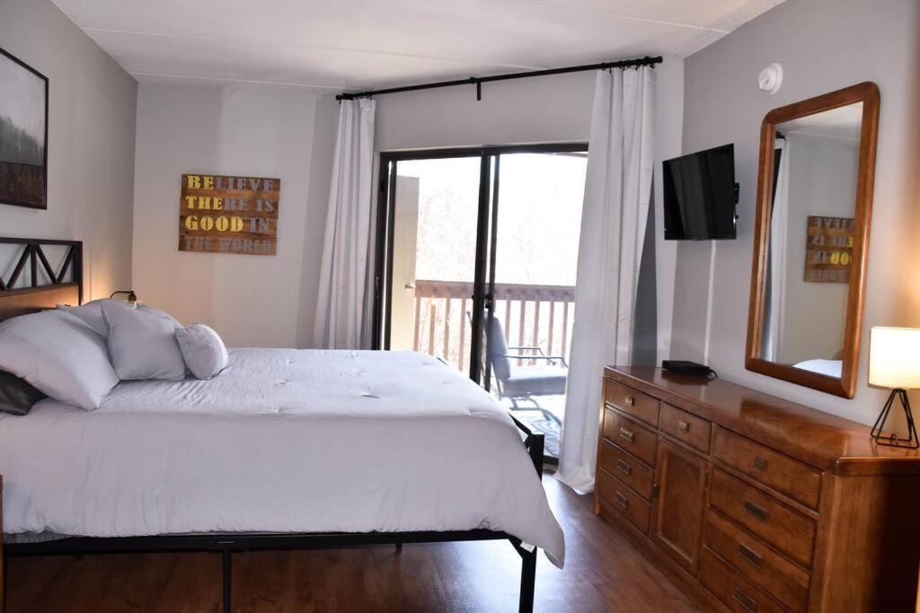 Cozy Mountain Getaway! Mountain Views! 2 Bed, 2 Bath, Sleeps 6 Appartement Gatlinburg Buitenkant foto