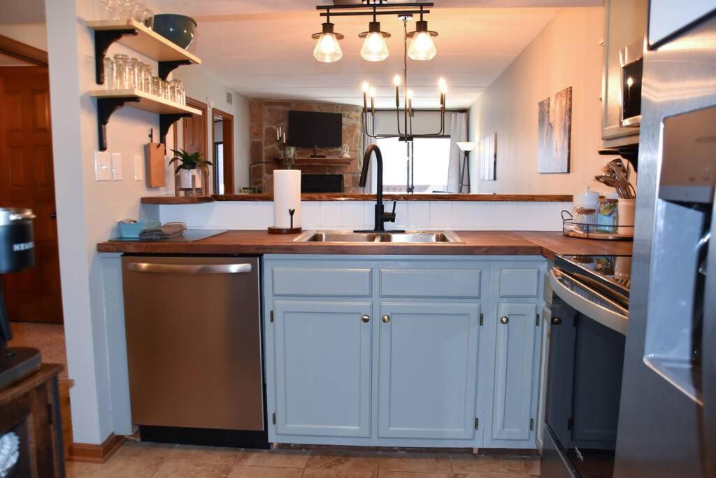 Cozy Mountain Getaway! Mountain Views! 2 Bed, 2 Bath, Sleeps 6 Appartement Gatlinburg Buitenkant foto